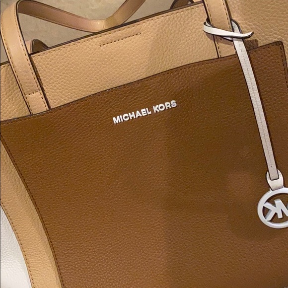 Micheal Kors Purse •Make an Offer• - Picture 2 of 7